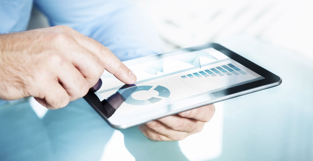 Vue rapprochée de tableaux de données RH et graphiques d'absentéisme posés sur une table, avec un document DUER ouvert à côté, éclairage naturel, mains d'un élu pointant du doigt une ligne du tableau